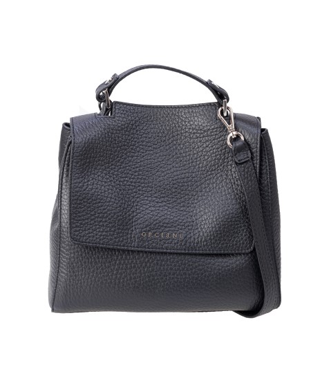 Shop ORCIANI  Borsa: Orciani borsa a mano piccola "Sveva Soft" in pelle martellata con tracolla.
Apertura a scomparsa sulla parte alta della patta.
Tracolla regolabile removibile.
Taschino interno con zip.
Due taschini interni.
Chiusura con bottone magnetico.
Dimensioni: larghezza 26cm altezza 20cm profondità 13cm.
Dettagli finitura nichel lucido.
Composizione: 100% pelle.
Made in Italy.. B01999 SOF-N